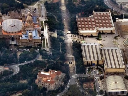 Vista a&eacute;rea del MNAC. A sus pies, los pabellones de Victoria Eugenia (arriba) y Alfonso XIII (abajo).