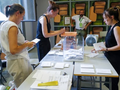 Recuento en una mesa electoral del Instituto Ortega y Gasset, en Madrid, el día 23.