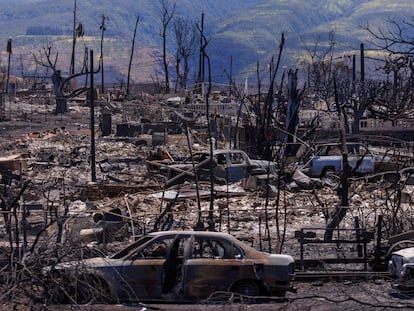 Vehículos y viviendas calcinadas tras el incendio en Lahaina, en la isla de Maui (Hawái, EE UU).