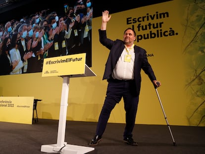 El presidente de ERC, Oriol Junqueras, tras intervenir este domingo en la clausura la Conferencia Nacional en L'Hospitalet de Llobregat. TONI ALBIR (efe)