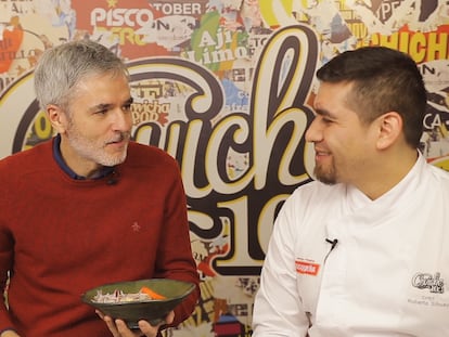 Mikel López Iturriaga, de Bilbao, enseñando a hacer ceviche a Roberto Sihuay, de Perú.