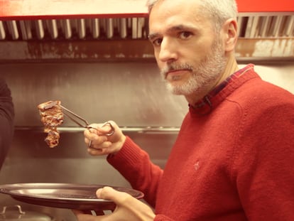 Un cocinero desesperado, un cacho de carne quemado y un torpe.