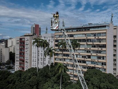 Bombeiro toca trompete para os vizinhos confinados no bairro de Laranjeiras, no Rio de Janeiro. No vídeo, sua interpretação do "Samba do Avião". 