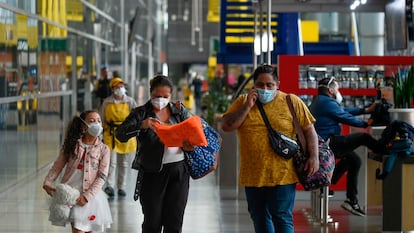 Viajeros en el aeropuerto internacional El Dorado en Bogotá. En vídeo, Iván Duque anuncia el bloqueo de las llegadas de vuelos internacionales a Bogotá.