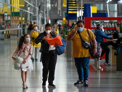 Viajeros en el aeropuerto internacional El Dorado en Bogotá. En vídeo, Iván Duque anuncia el bloqueo de las llegadas de vuelos internacionales a Bogotá.