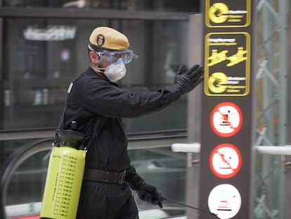 Un brigada de la UME durante las labores de desinfección del aeropuerto de Barajas, en Madrid.