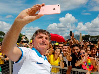 Bolsonaro se toma una fotografía con sus seguidores este 15 de marzo. 