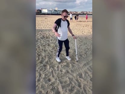 Liam Critchett pasea por la playa de Scarborough. En vídeo, el joven se levanta por primera vez en 13 años de su silla de ruedas.