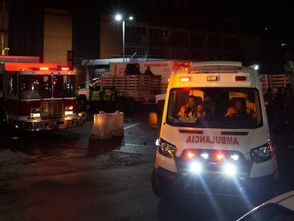 Operativo de emergencia al exterior de la estación Tacubaya. 