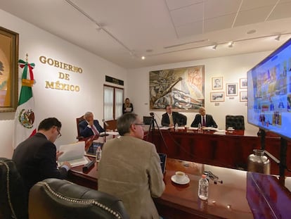  López Obrador y su equipo durante la conferencia del G20 en Palacio Nacional. 