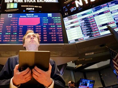  Un broker trabaja este lunes en la Bolsa de Wall Street, en Nueva York (Estados Unidos).  