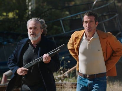 Los actores José Coronado y Luis Zahera, en la serie 'Vivir sin permiso'.