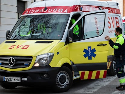 Servicios de una ambulancia en el hospital general de Valencia. 