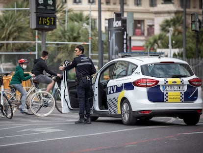 La policía de Valencia advierte a unos paseantes de que tienen que quedarse en casa. En vídeo, Pedro Sánchez responde a la pregunta de cómo se garantizará que los ciudadanos cumplan las restricciones.