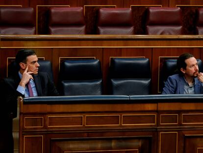 Pedro Sánchez (izquierda) y Pablo Iglesias, durante la sesión de control al Gobierno este miércoles.
