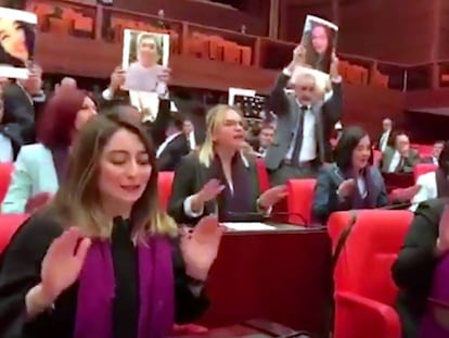 Deputadas turcas cantam "Um violador em teu caminho" no Parlamento.