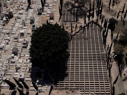 Trabajadores construyen 700 fosas en el panteón de Mezquitán en Guadalajara.