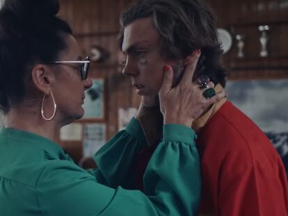 El magnético bolero moderno de Dora Postigo en un vídeo dirigido por Paco León