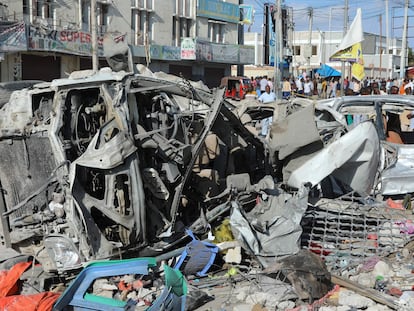 Un coche destrozado en el lugar del atentado, este domingo ante la sede del Ministerio de Educación, en Mogadiscio, la capital de Somalia.