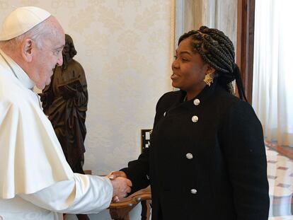 El papa Francisco y Francia Márquez se dan la mano durante un encuentro privado, hoy en el Vaticano.