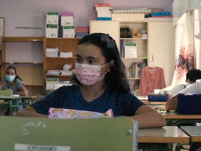 Alumnos en un aula del colegio público Reina Sofía, en el barrio de El Príncipe, en Ceuta.