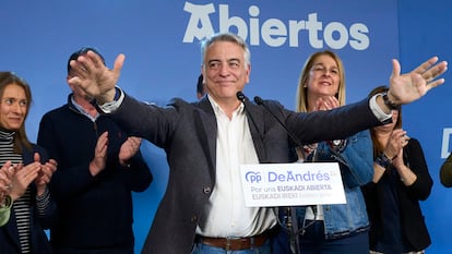 El candidato por el PP, Javier de Andrés, durante su intervención en Vitoria tras conocerse los resultados, el domingo.
