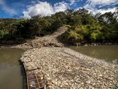La biobarda del proyecto social que separa el plástico en el cauce del río Las Vacas, en enero de 2023 en Chinautla, Guatemala.