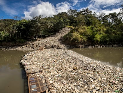 La biobarda del proyecto social que separa el plástico en el cauce del río Las Vacas, en enero de 2023 en Chinautla, Guatemala.