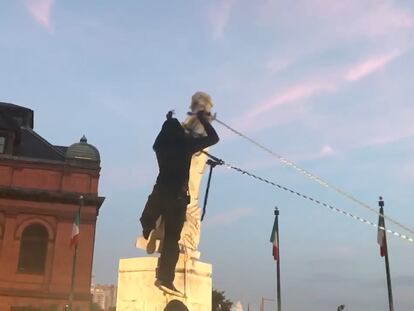 Manifestantes derriban la estatua de Cristóbal Colón en Baltimore, Maryland, EE. UU.