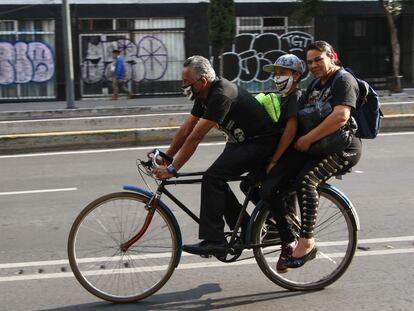 Una familia se transporta en bicicleta en el centro de Ciudad de México. En el video, el difícil avance de las bicicletas por las calles de la ciudad.