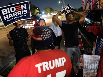 Los partidarios de Trump se enfrentan a los partidarios de Biden fuera de un sitio de votación, en Houston, Texas. En vídeo, algunos de los estados que jugarán un papel importante en la elección.