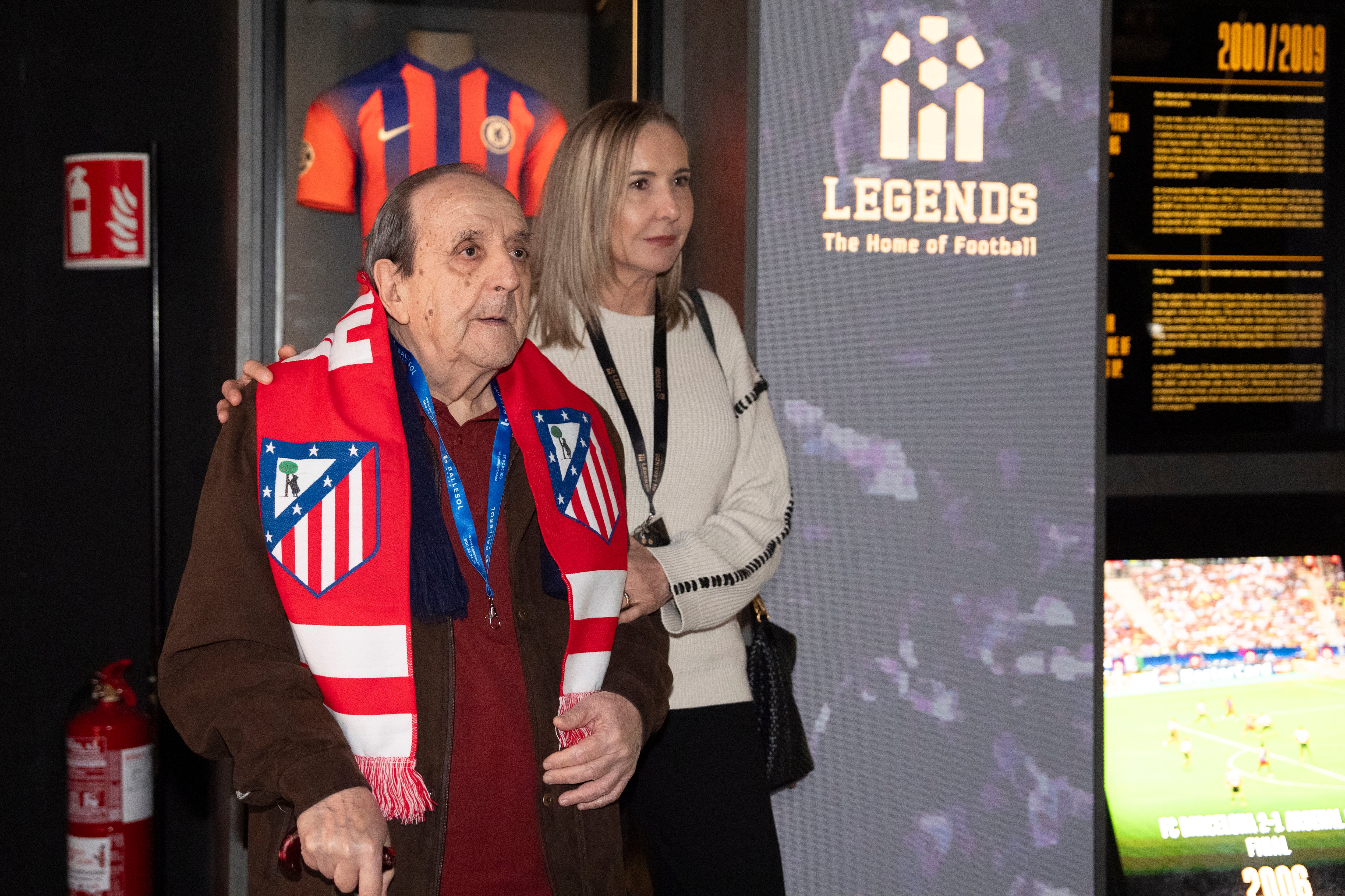 La directora de la FUNDACIÓN LALIGA, Olga de la Fuente, junto a uno de los participantes en la visita a LEGENDS. 