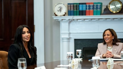 Kim Kardashian y la vicepresidenta estadounidense Kamala Harris durante una mesa redonda sobre justicia penal en la Casa Blanca en Washington.