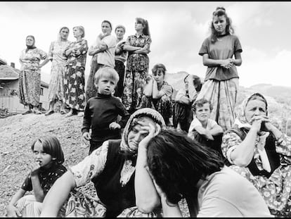 En la imagen, varias mujeres y niños, en junio de 1993, en Bosnia Herzegovina durante la guerra. En vídeo, entrevista con el historiador Julián Casanova. 