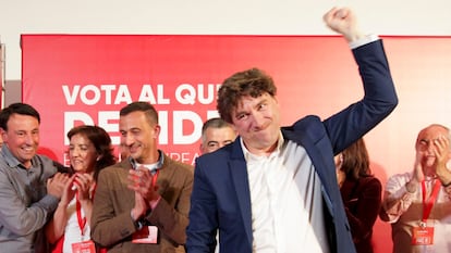 Eneko Andueza, secretario general del PSE-EE y candidato a lehendakari, celebra los resultados este domingo en Bilbao.
