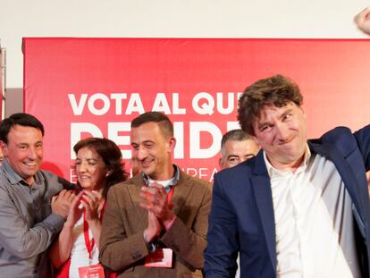 Eneko Andueza, secretario general del PSE-EE y candidato a lehendakari, celebra los resultados este domingo en Bilbao.
