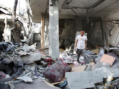 Un palestino entre los escombros de una casa bombardeada en Rafah, en el sur de Gaza, el 25 de abril.