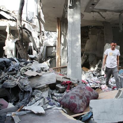 Un palestino entre los escombros de una casa bombardeada en Rafah, en el sur de Gaza, el 25 de abril.