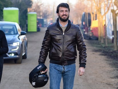 El vicepresidente de la Junta de Castilla y León, Juan García-Gallardo (derecha), llega, en coche oficial y con casco, a la concentración motera Pingüinos, este viernes en Valladolid.