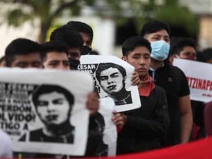 Familiares de los estudiantes secuestrados marchan en el sexto aniversario de Ayotzinapa, en Guerrero, 2020.