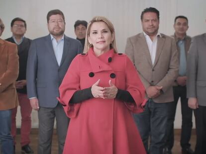  Jeanine Áñez anunció su renuncia acompañada de sus aliados políticos. 