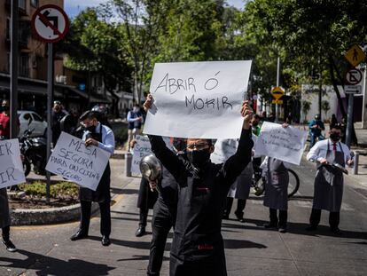 Un grupo de trabajadores de distintos restaurantes protestaron este martes en Polanco, en Ciudad de México. En el video, el 'cacerolazo' para exigir que se abra al público.