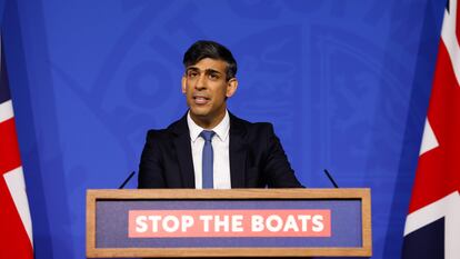 El Primer Ministro Británico Rishi Sunak asiste a una conferencia de prensa en Downing Street, Londres, Reino Unido, el 22 de abril de 2024.