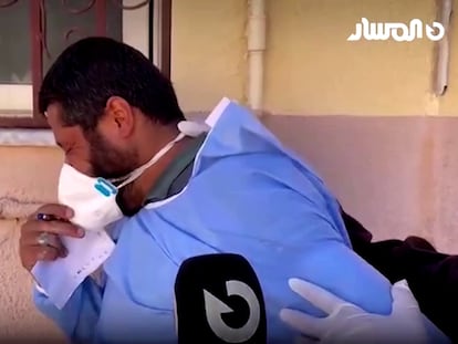Un sanitario en libia llora por las muertes del ciclón Daniel