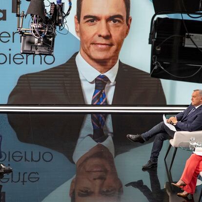 El presidente del Gobierno, Pedro Sánchez, durante la entrevista que ha concedido este lunes a TVE, horas después de desvelar que se mantenía al frente del Ejecutivo. 