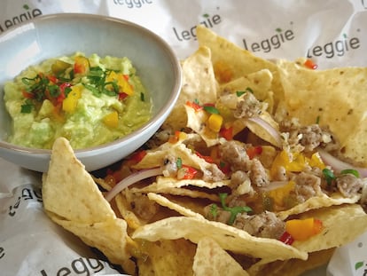 Nachos mexicanos acompañados de carne vegetal