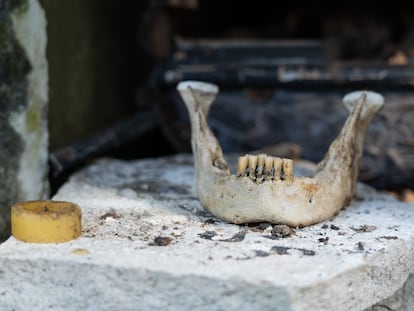 Tumbas profanadas en el cementerio de Armero