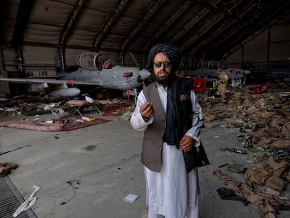 Un talibán muestra parte del material estadounidense abandonado en el aeropuerto de Kabul. En vídeo: Vista del aeropuerto de la capital afgana.