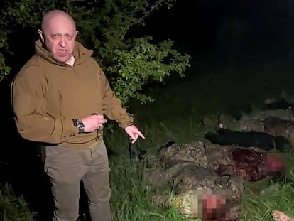 El jefe de Wagner, Yevgueni Prigozhin, en un fotograma de un vídeo con cadáveres de sus soldados en el frente de Ucrania difundido este viernes. 