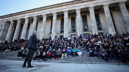 El decano de Derecho de la Universidad de Buenos Aires da clases afuera del plantel educativo el 23 de abril 2024.